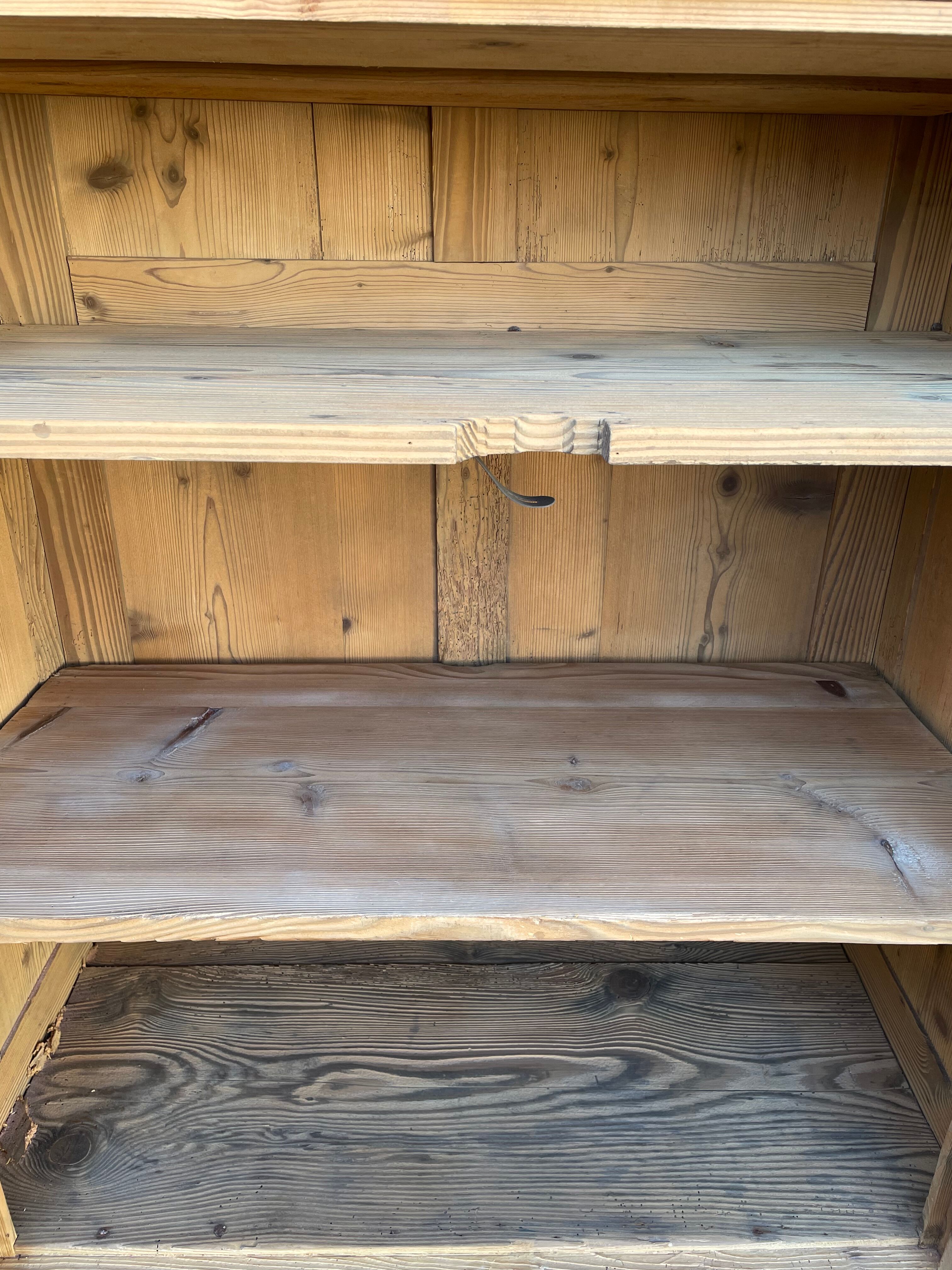 Armoire parisienne ancienne