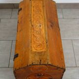 Ancien coffre en pin sculpté, art populaire Hautes Alpes