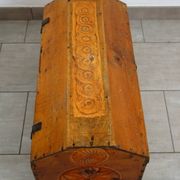 Ancien coffre en pin sculpté, art populaire Hautes Alpes
