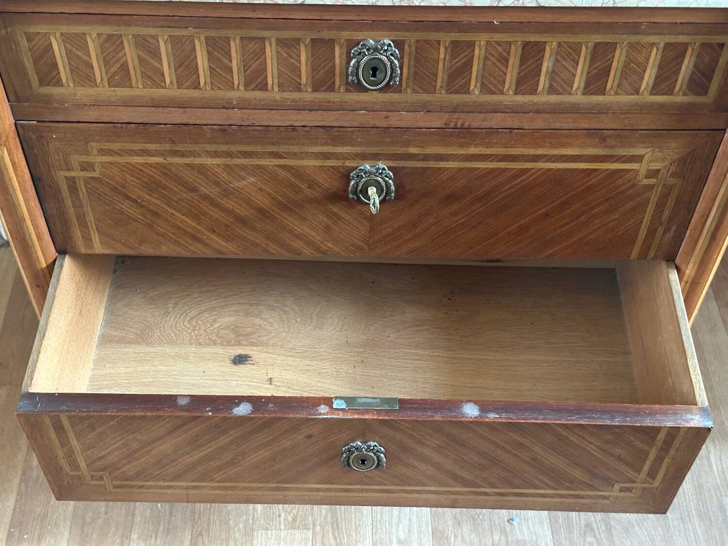 Louis XVI style chest of drawers, spinning top legs - transition style marquetry