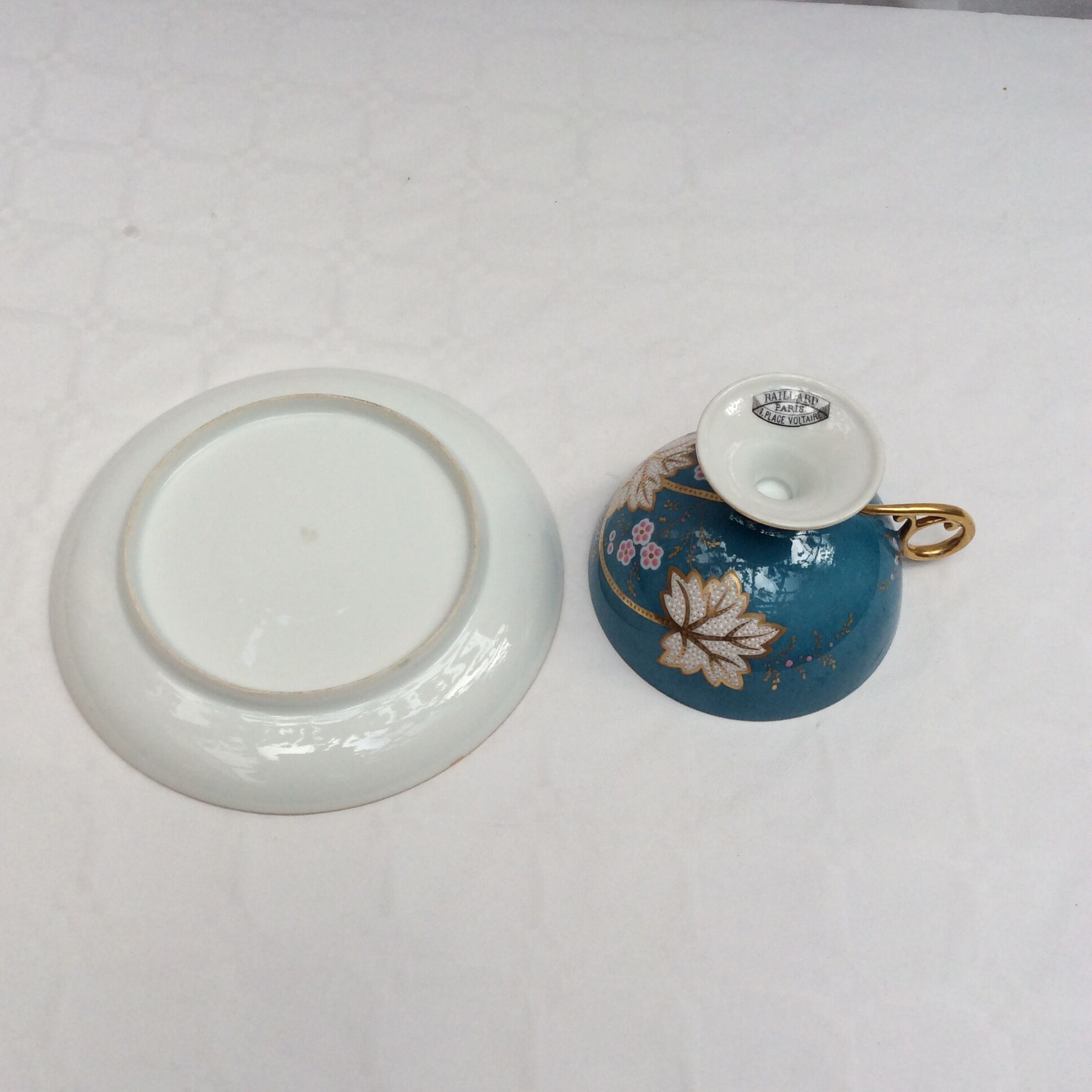 Ancienne tasse et soucoupe à chocolat en porcelaine de Paris Dimension : hauteur -8,5cm- D-11,5cm-