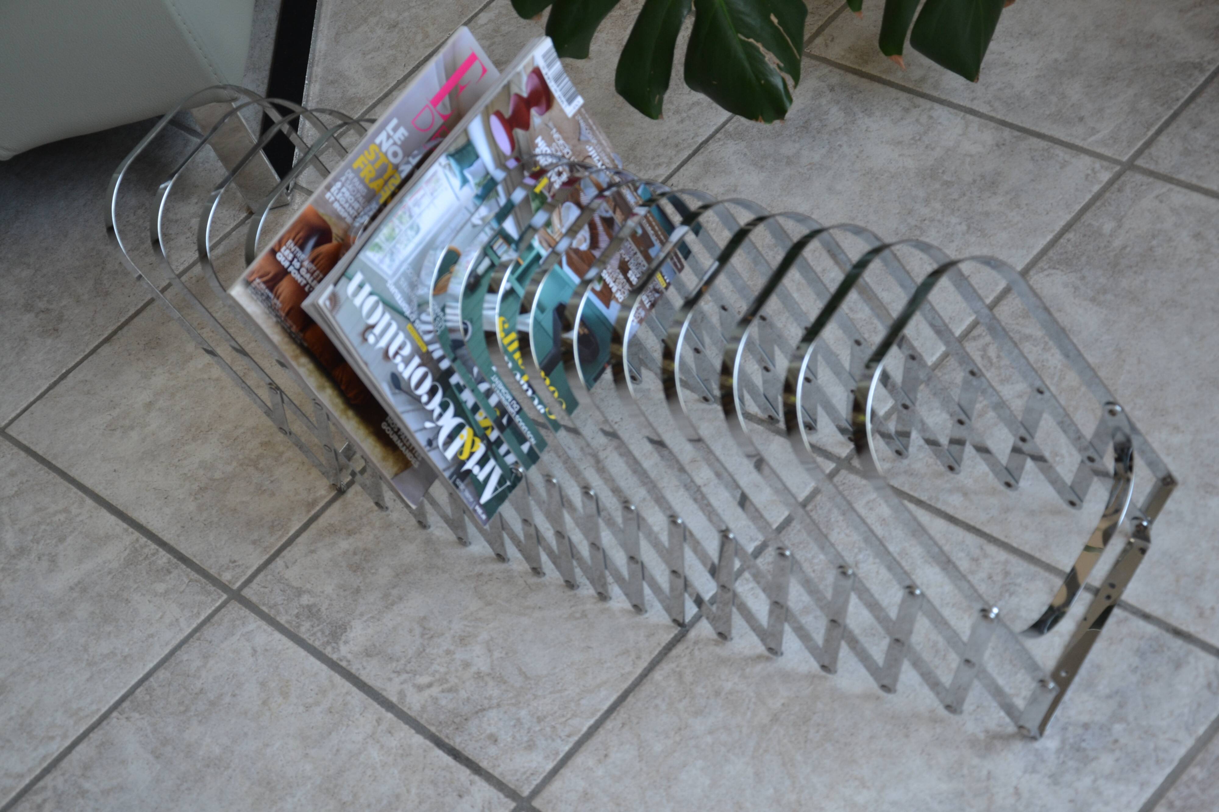 Expandable metal magazine rack