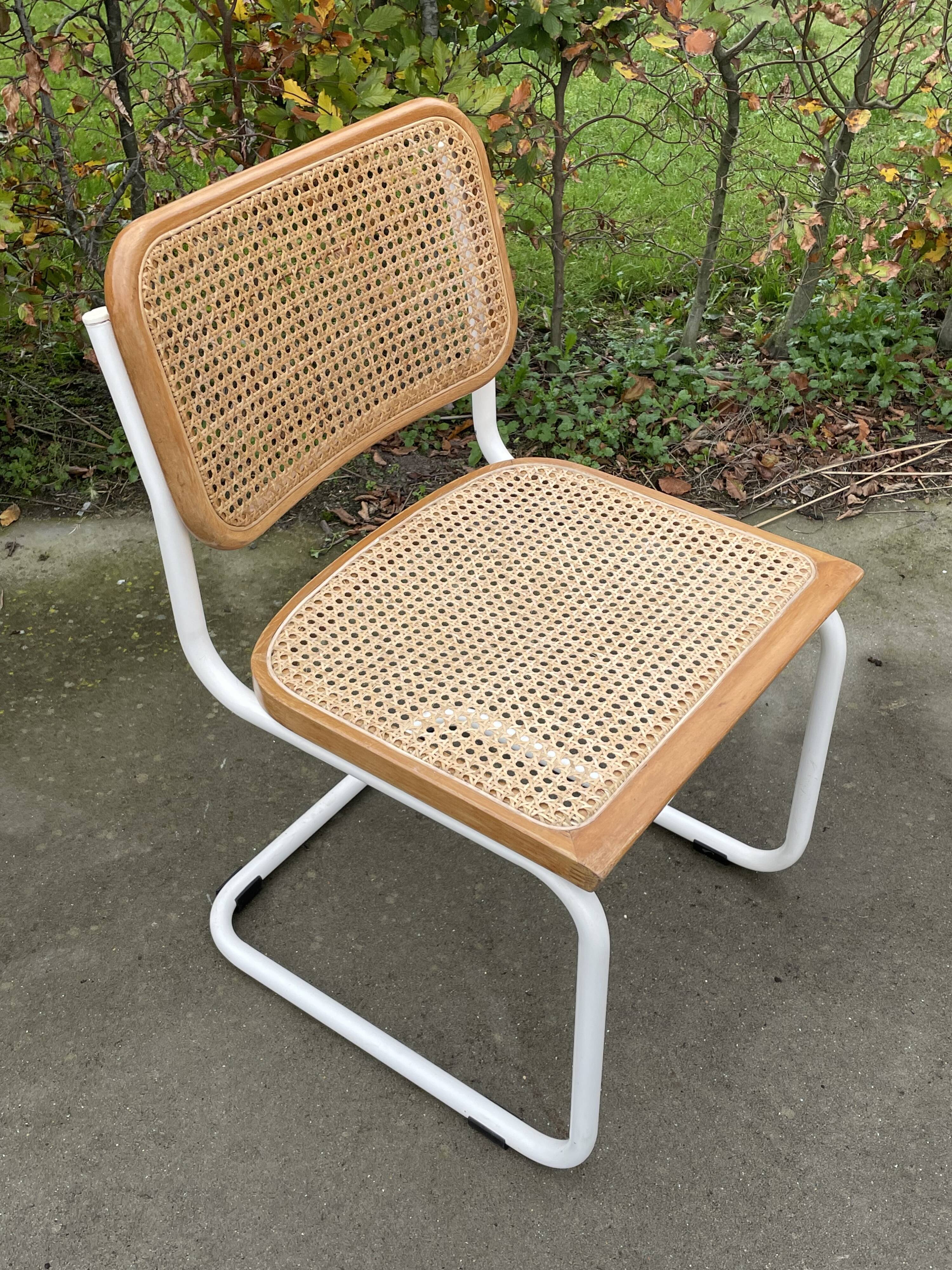 Chaise Cesca modèle b32 en blanc et bois par Marcel Breuer