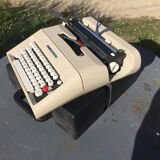 Typewriter Olivetti Lettera 35 design Mario Bellini