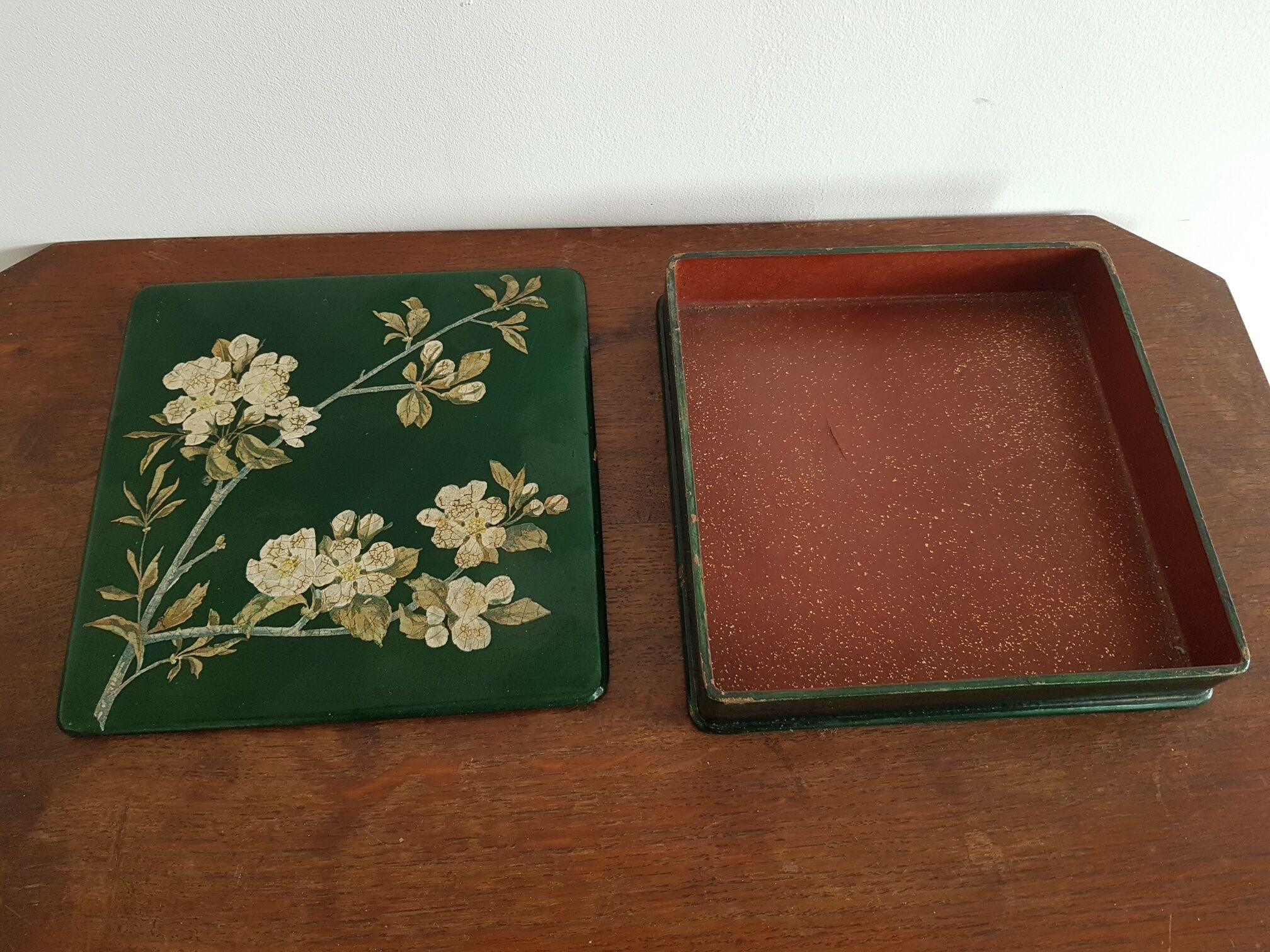 Old green lacquer box floral decoration