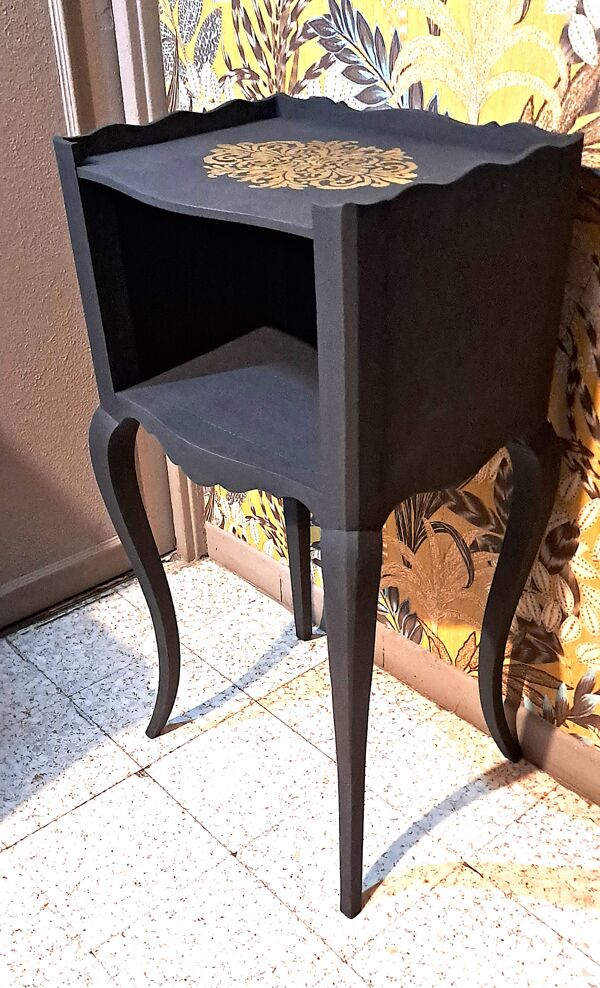 Table de chevet 1930 bois repeint coloris noir rosace dorée
