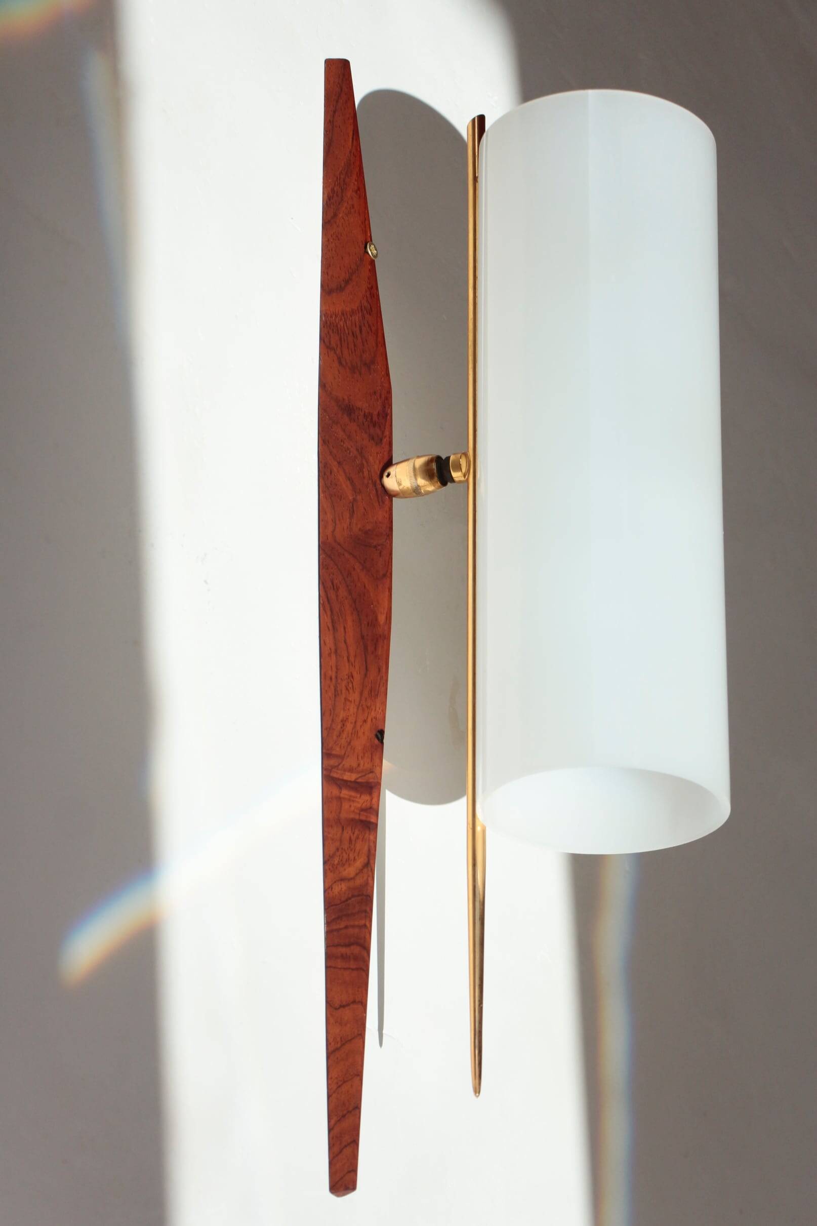 Modernist adjustable wall lights in teak and brass – 1950