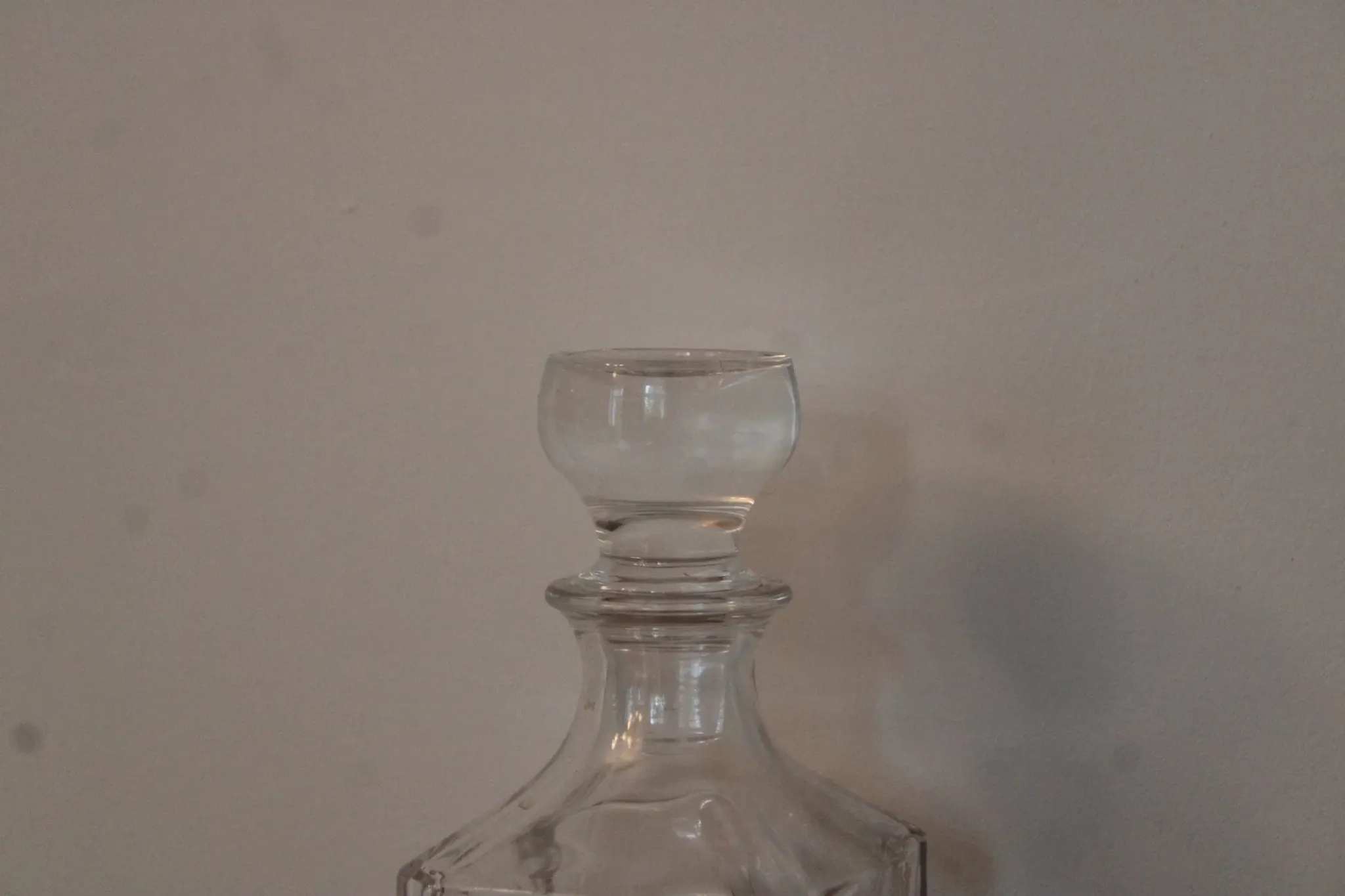 Vintage whisky carafe by Cristal d’Arques with geometric design and stopper – H 26 cm
