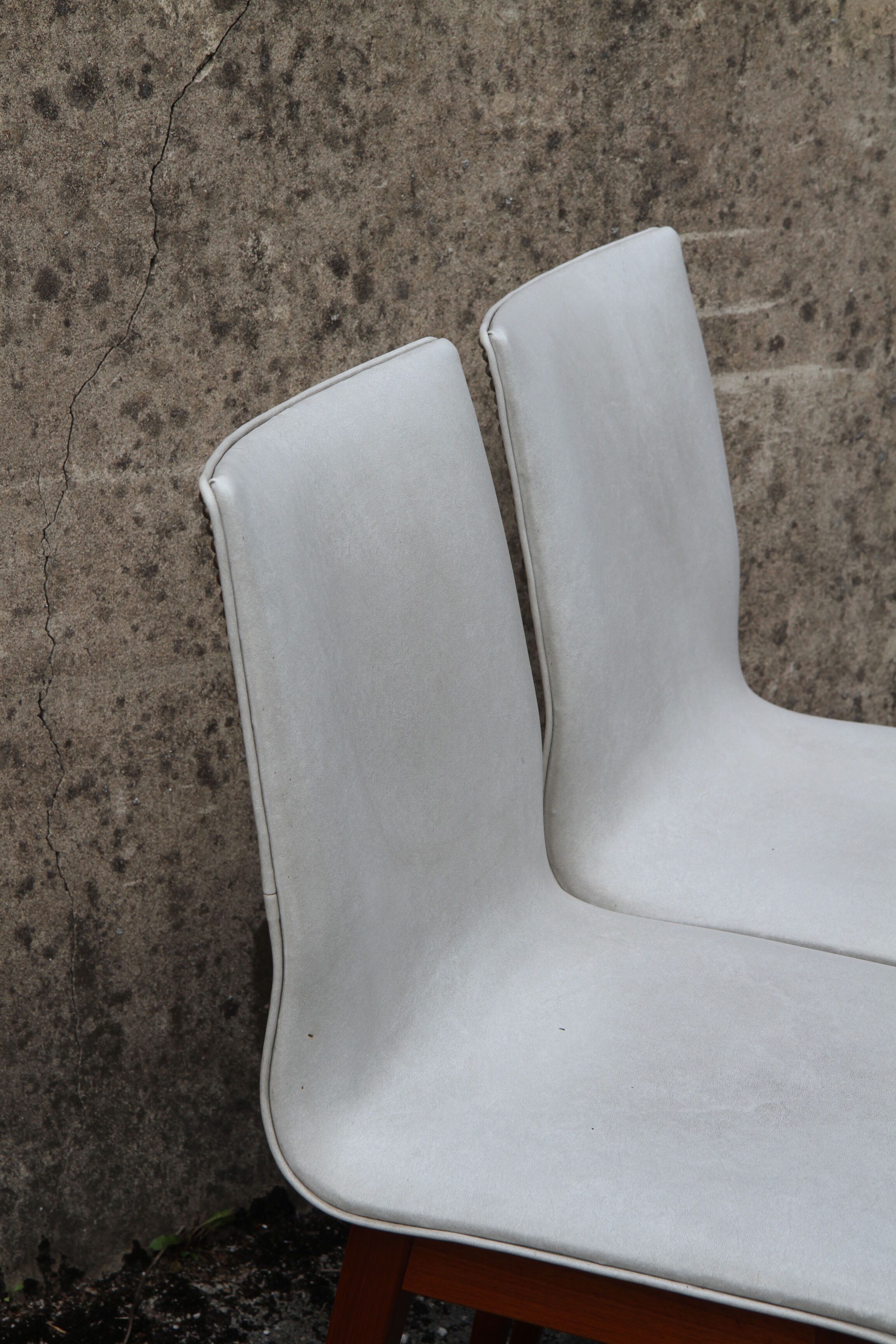 Lot de 4 chaises en simili cuir des années 1950