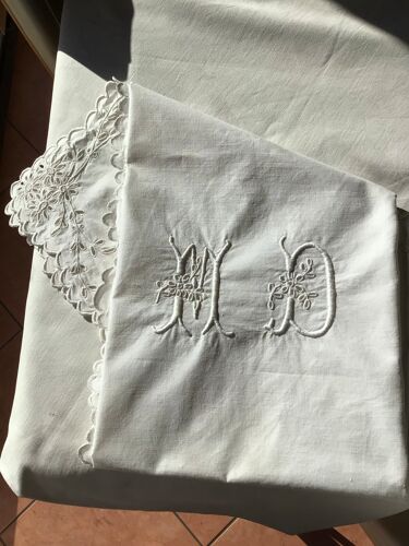 Nappe monogramme MD broderie anglaise carrée