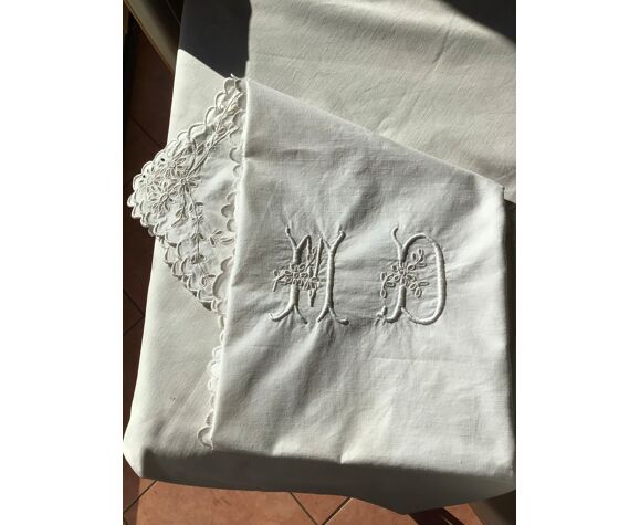 Nappe monogramme MD broderie anglaise carrée