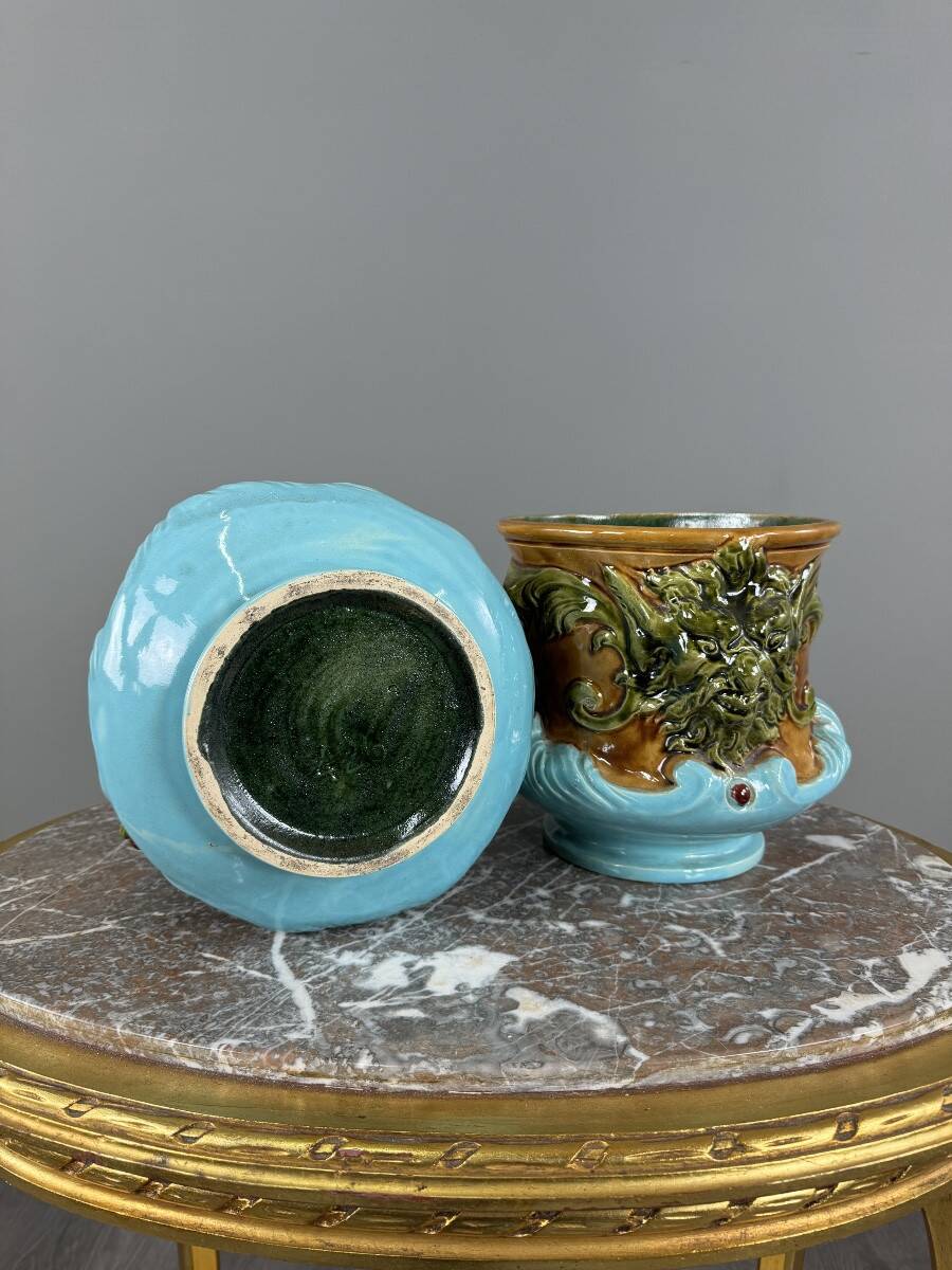 Paire de cache-pots en barbotine à décor de mascarons, XIXe siècle