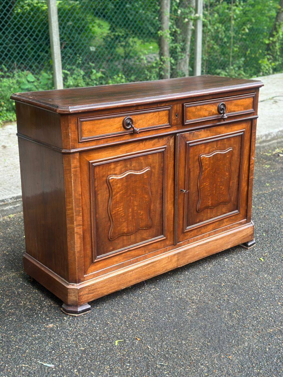Louis Philippe buffet in solid walnut from the 19th century.