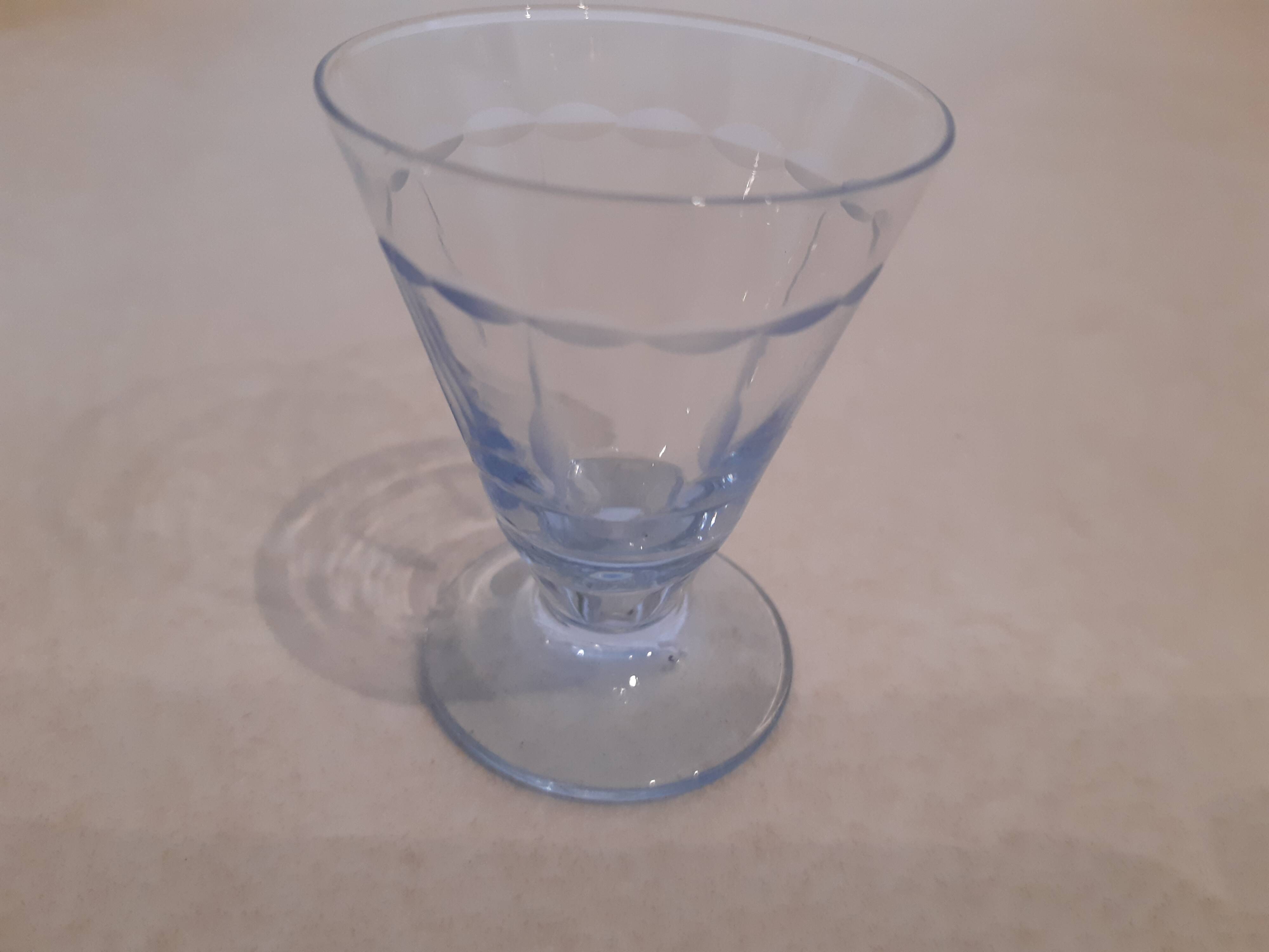 Lot de 7 petits verres à alcool en cristal très finement ciselé bleu.