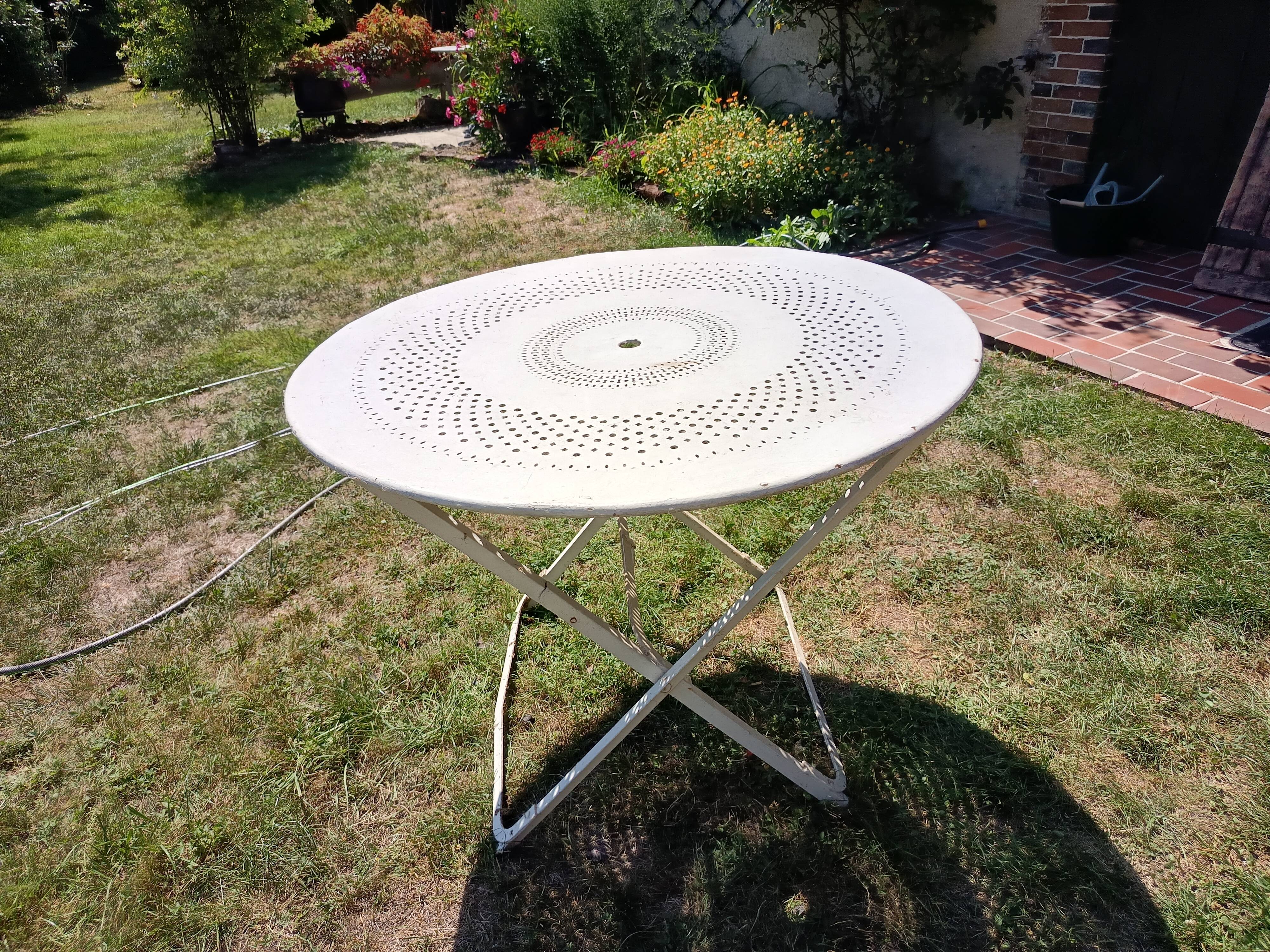 Table de jardin ronde pliable en fer blanche vintage