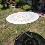 Table de jardin ronde pliable en fer blanche vintage