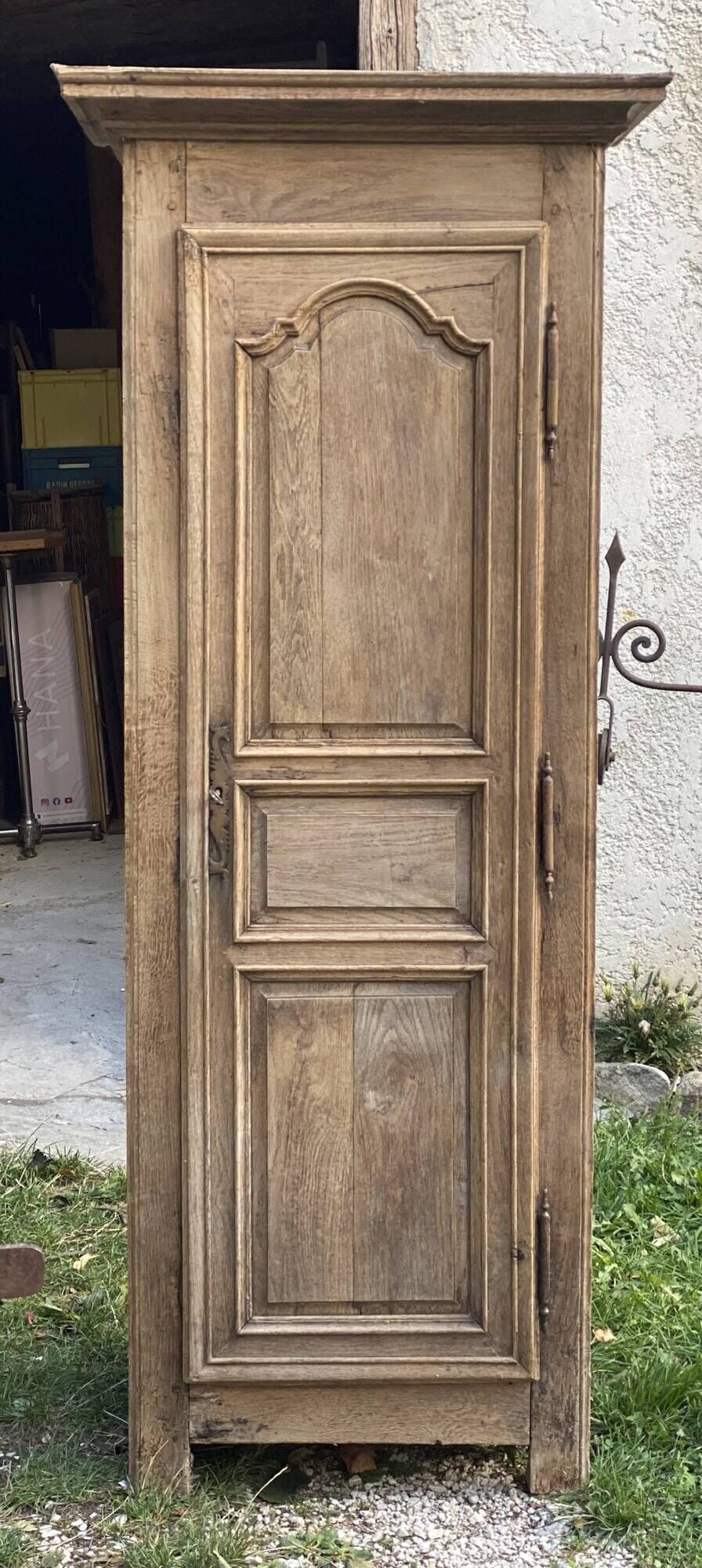 Eighteenth-century Parisian armoire with one bonnetière door in raw wood.