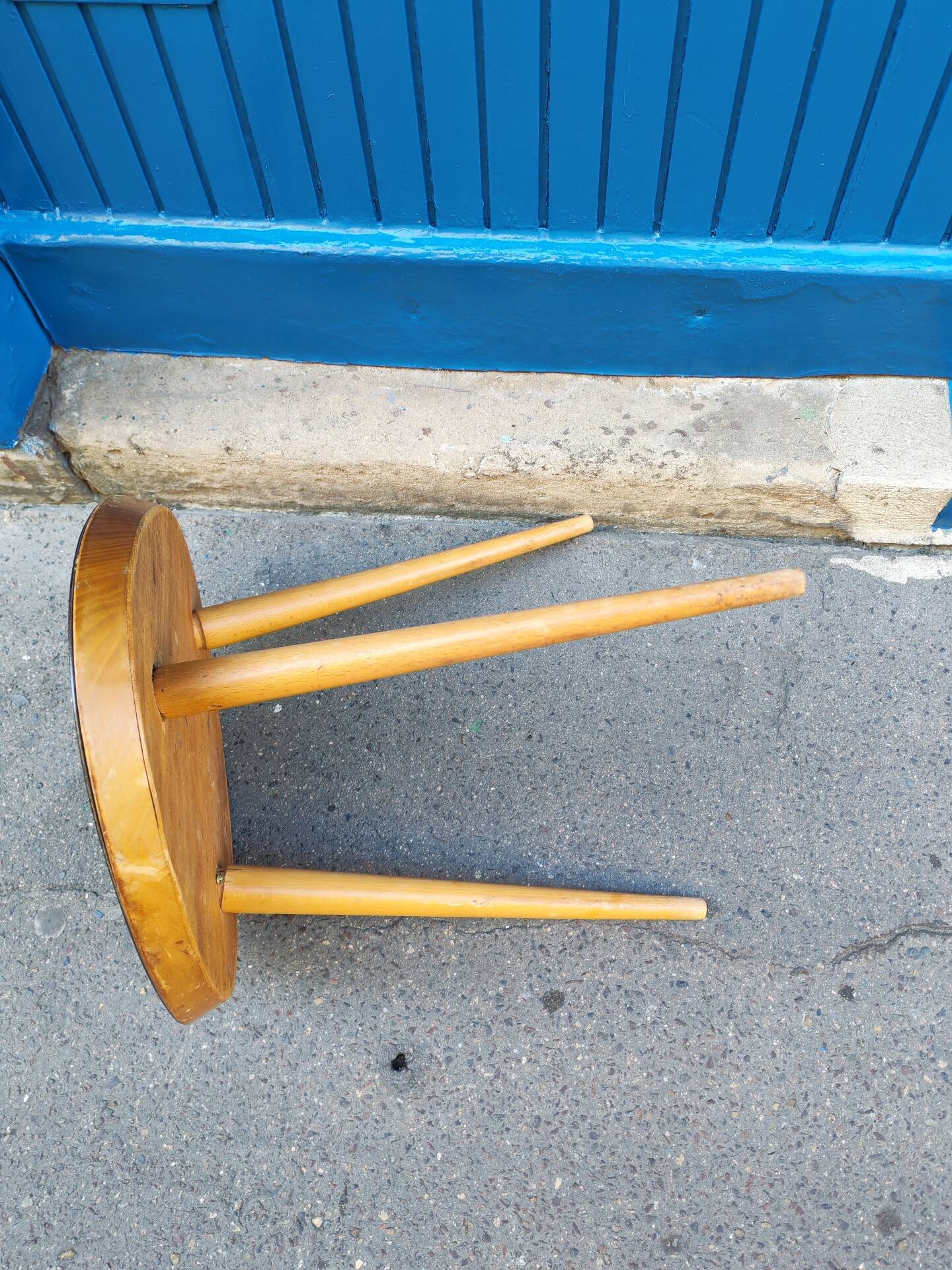 Tripod side table in rockabilly style from the 1960s.