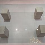 Table en verre et pieds en travertin
