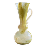 Pichet en verre soufflé opalin.