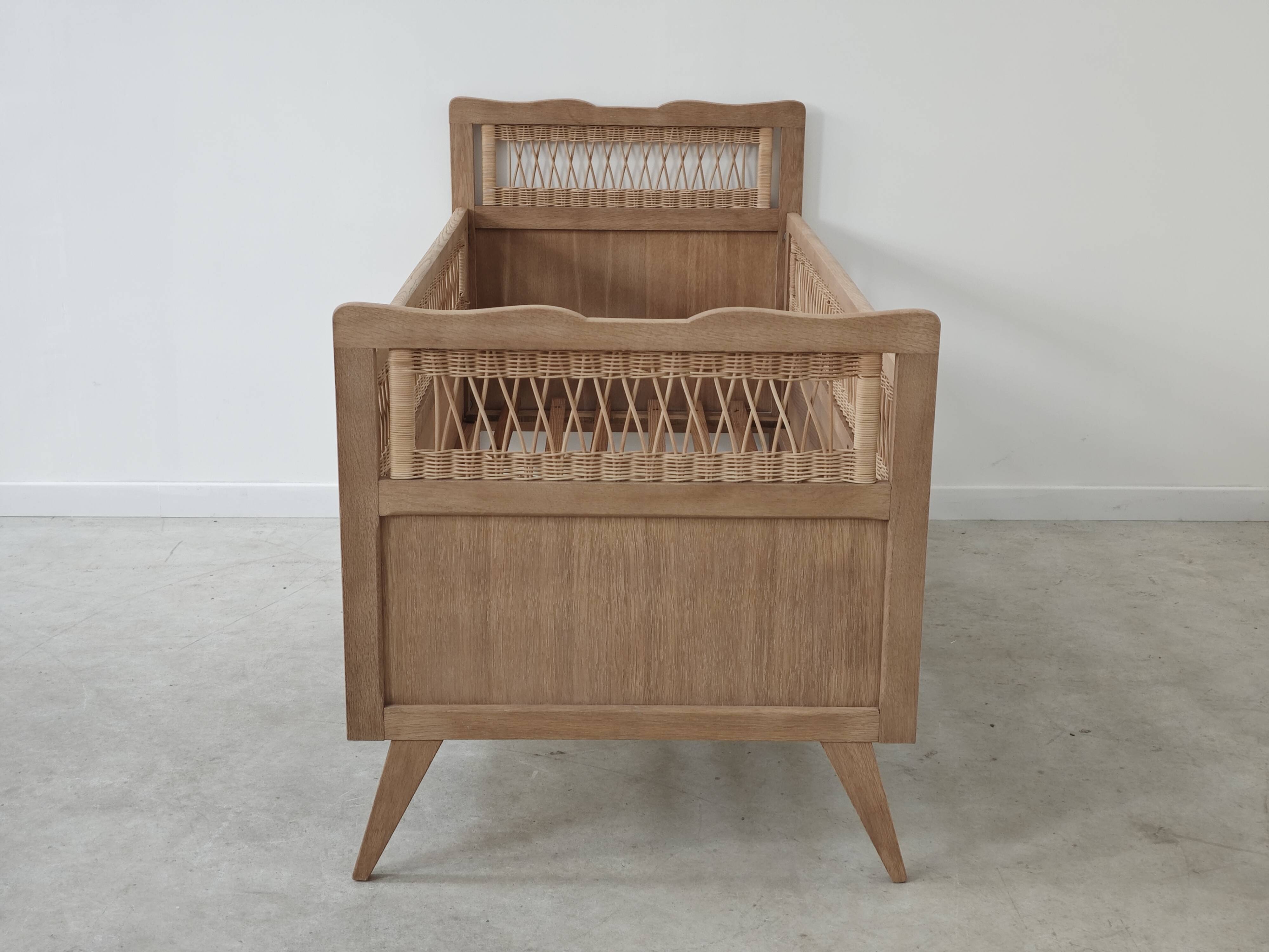 Children's bed in wood and sandblasted rattan from the 1960s.