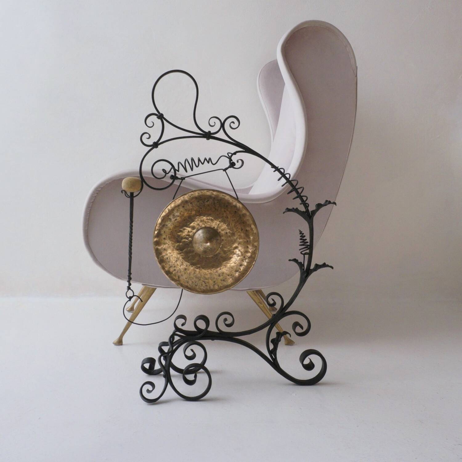 Gong antique géant Arts & Crafts, fer forgé et laiton, style Townshends, années 1890 environ, anglais