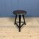 Tabouret Rowac noir non marqué avec assise en bois foncé