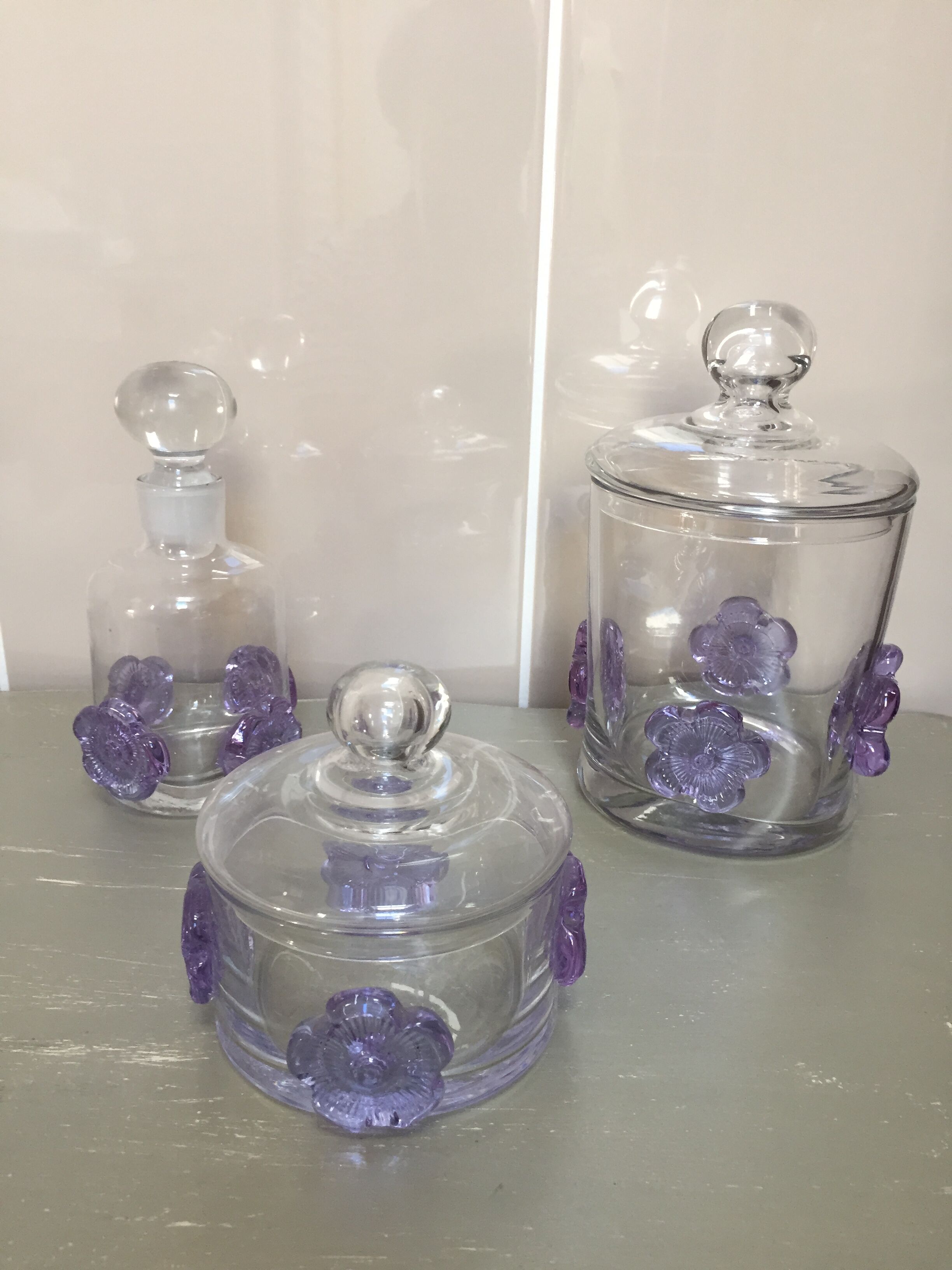 Three-piece glass-paste bathroom set