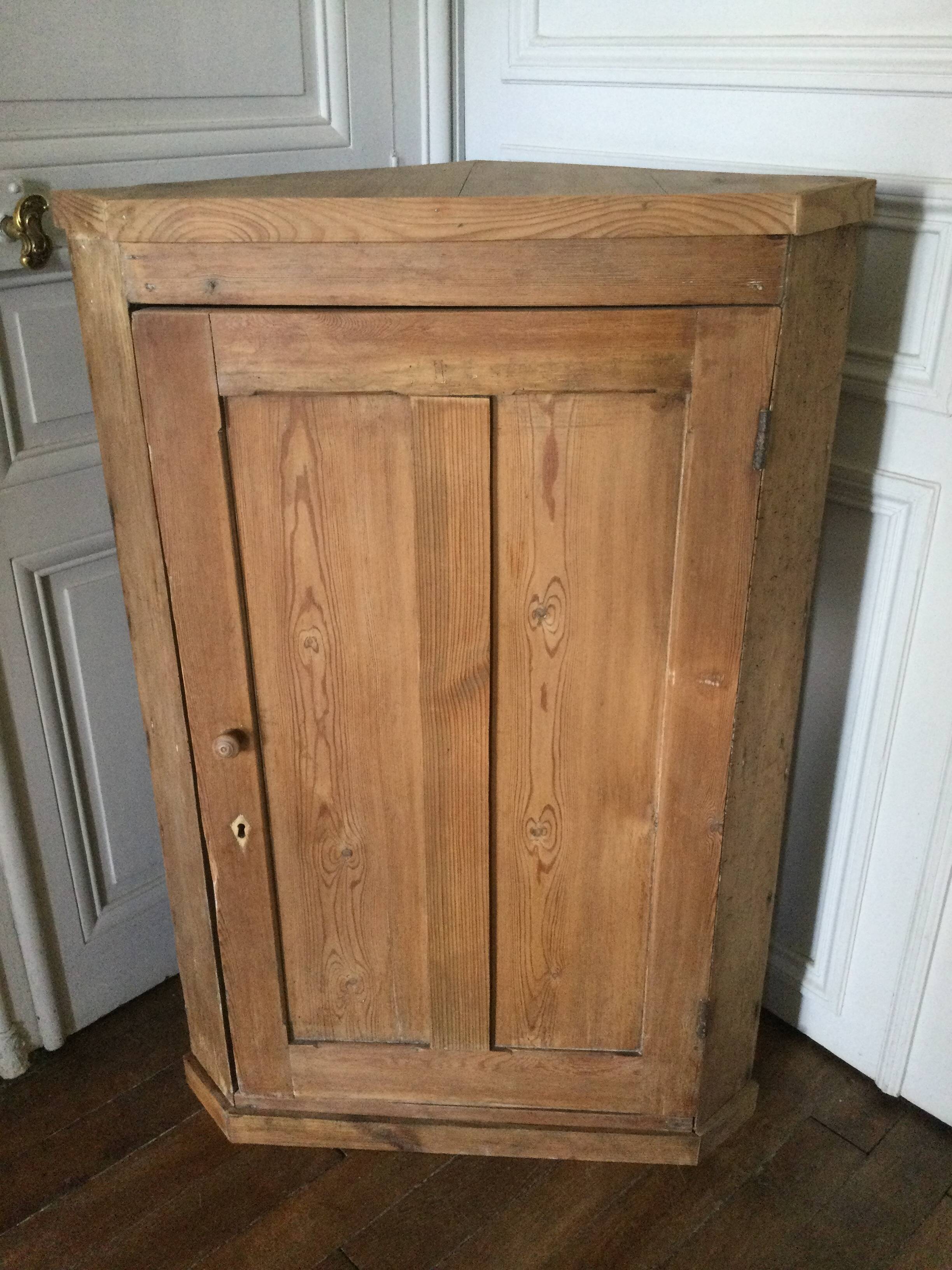 Antique corner cabinet with 1 door