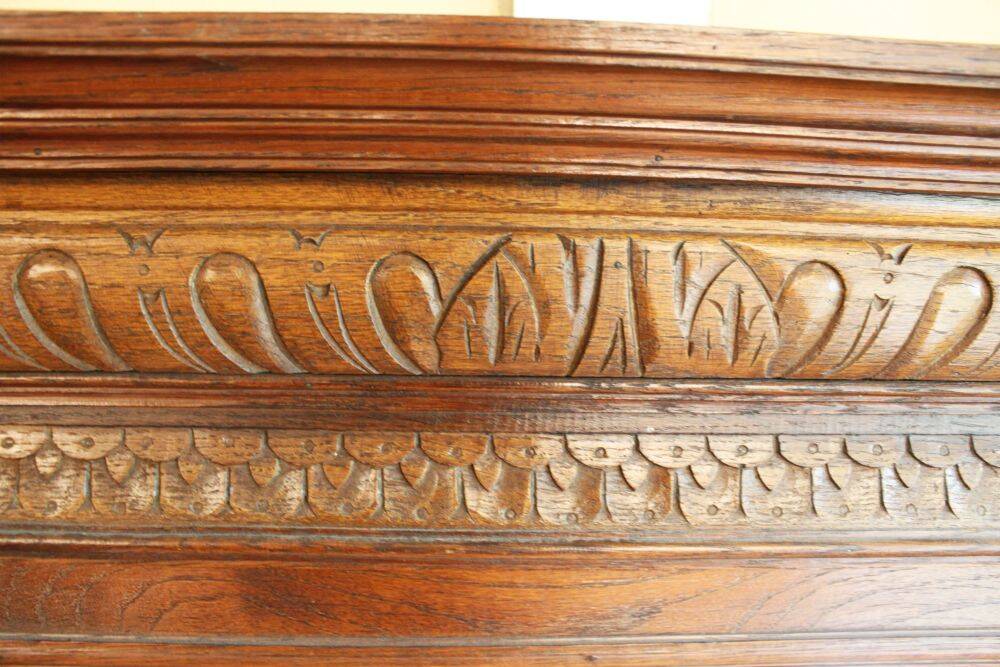 Oak mirror, Renaissance style, 20th century.