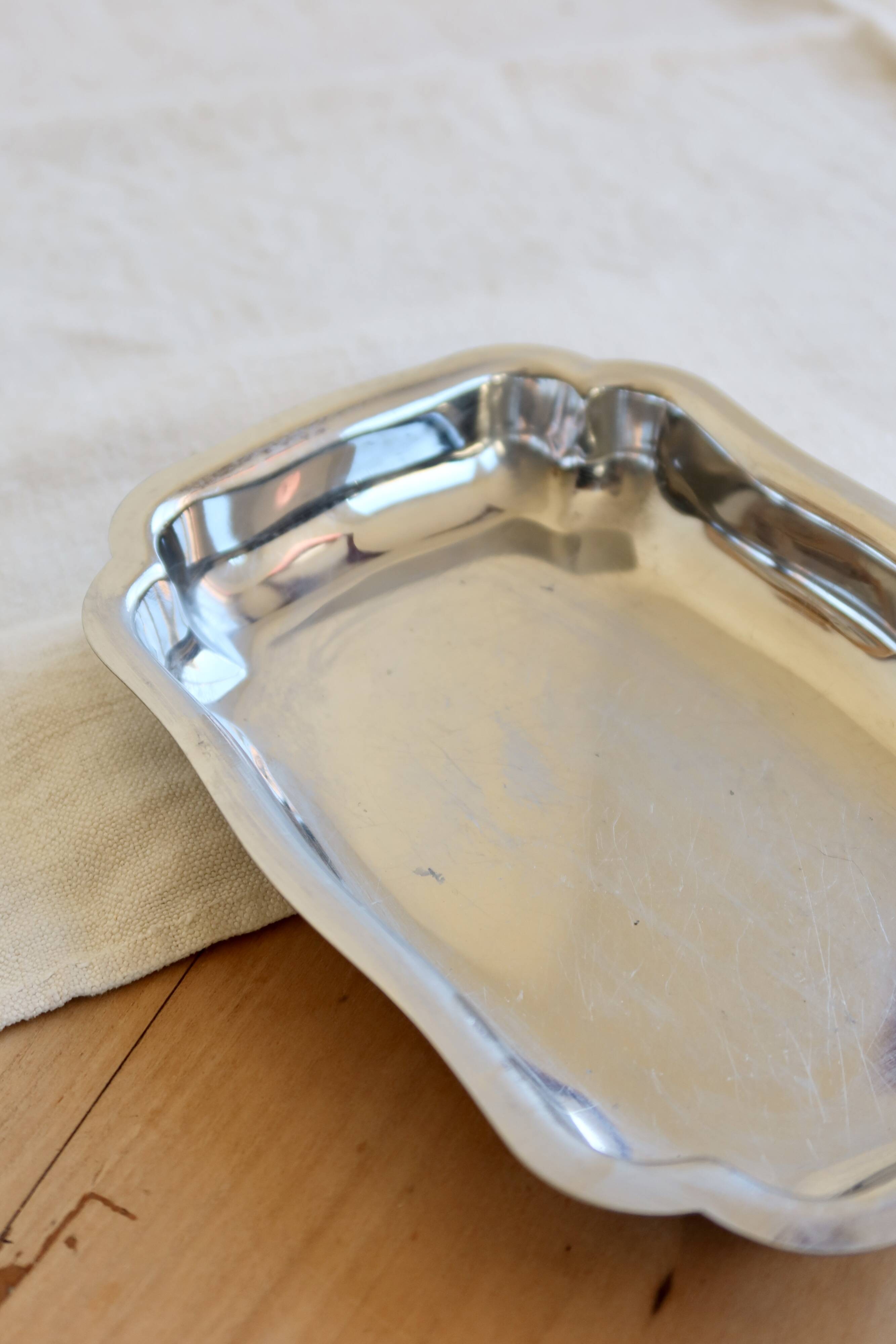 Vintage rectangular butter dish in shiny metal - Scalloped shape