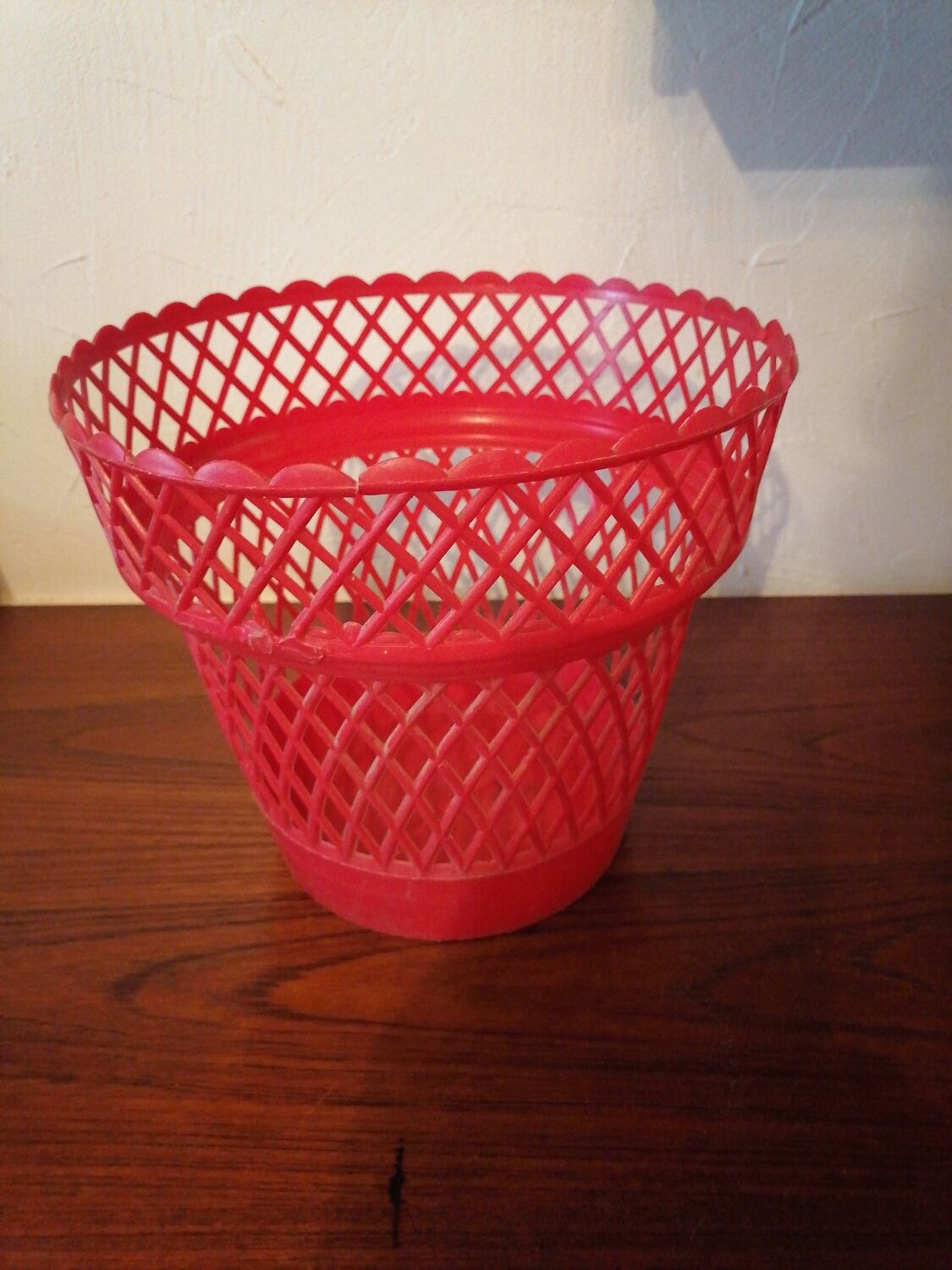 1960 Syla red plastic planter