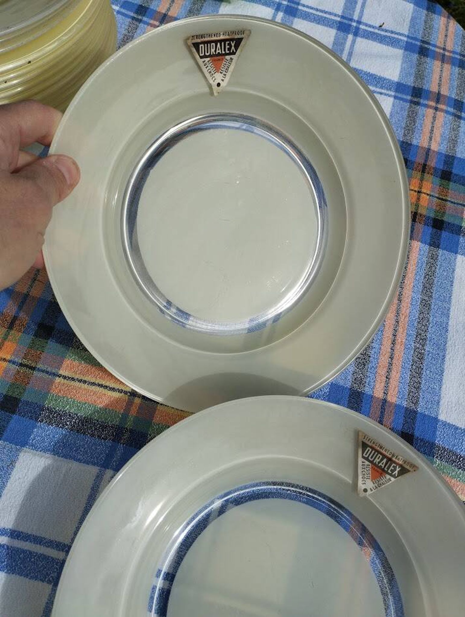 Service d’assiettes Duralex neuf 14 pièces avec étiquettes
