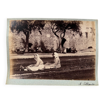 Photo albumine contrecollée sur carton deux femmes à Collioure XIXe