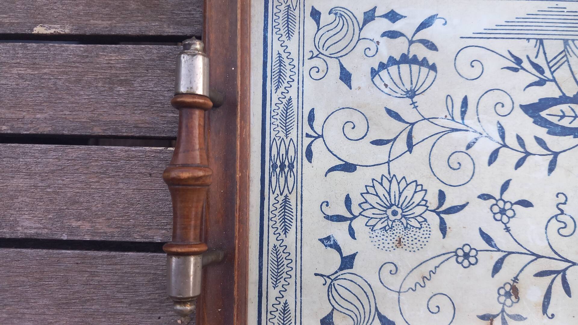 Petit plateau ancien bois, laiton et tôle lithographiee