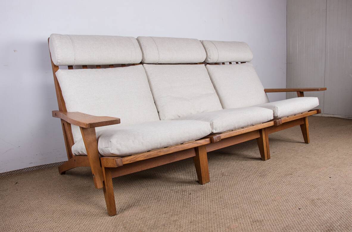 Danish sofa in solid oak and fabric, model GE375 by Hans Wegner 1960.