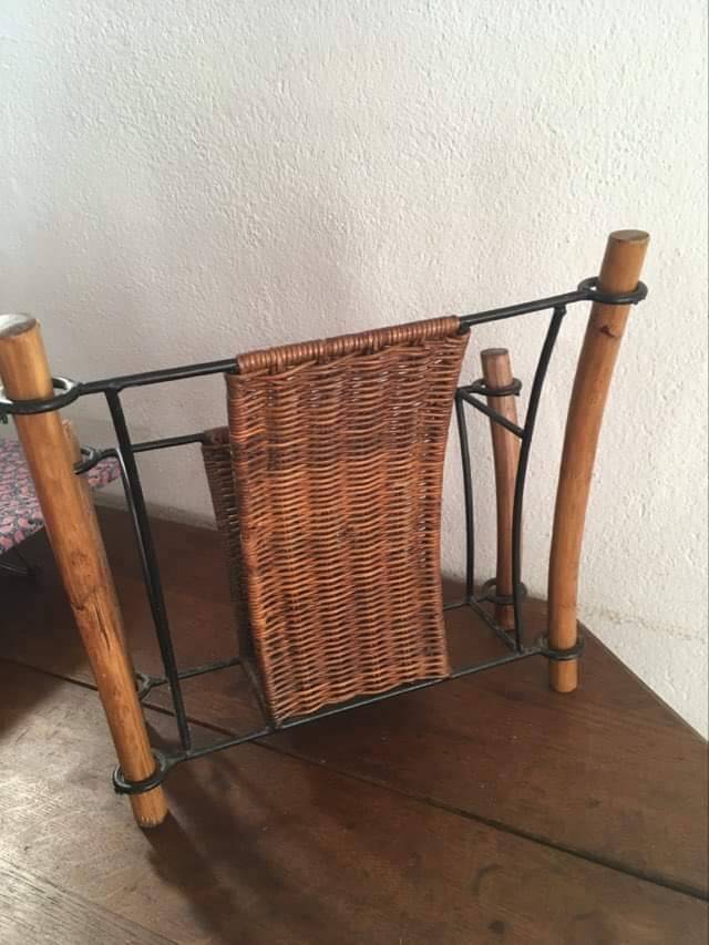 Porte-revues vintage en osier et bois