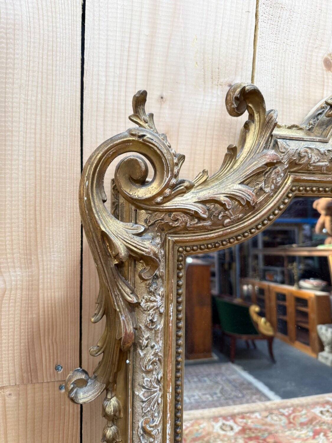 Miroir Napoléon III en bois et stuc doré