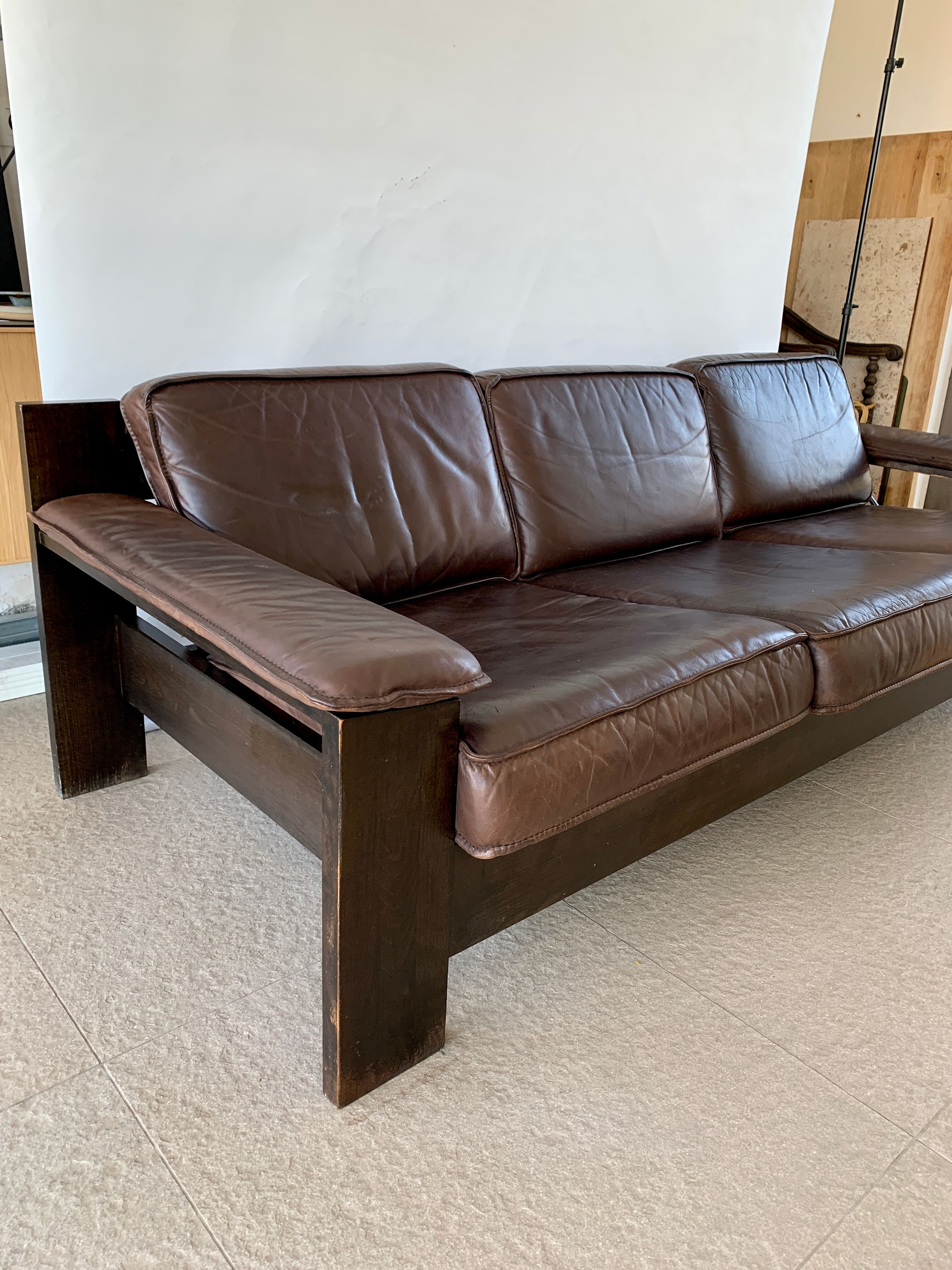 Brutalist sofa in brown leather by Harry de Groot for Leolux, 1970.
