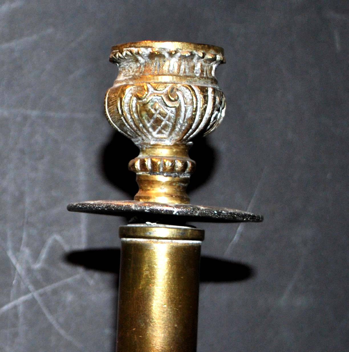 Lot de 2 Bougeoirs flambeaux anciens en laiton doré décor classique