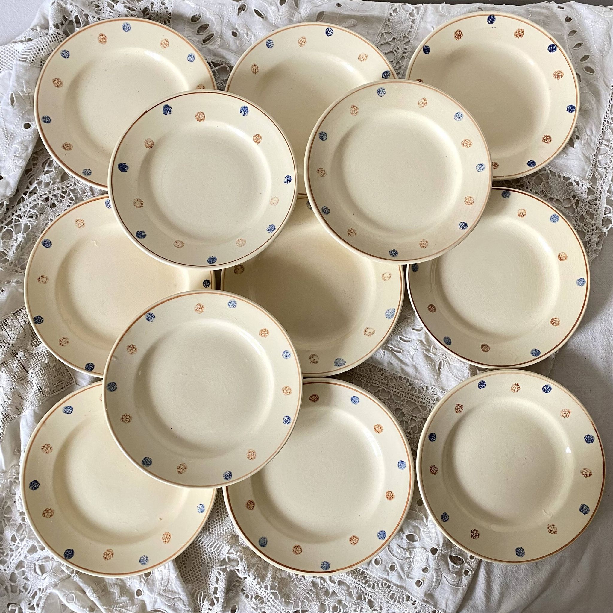 Assiettes plates  anciennes  à pois Sarreguemines
