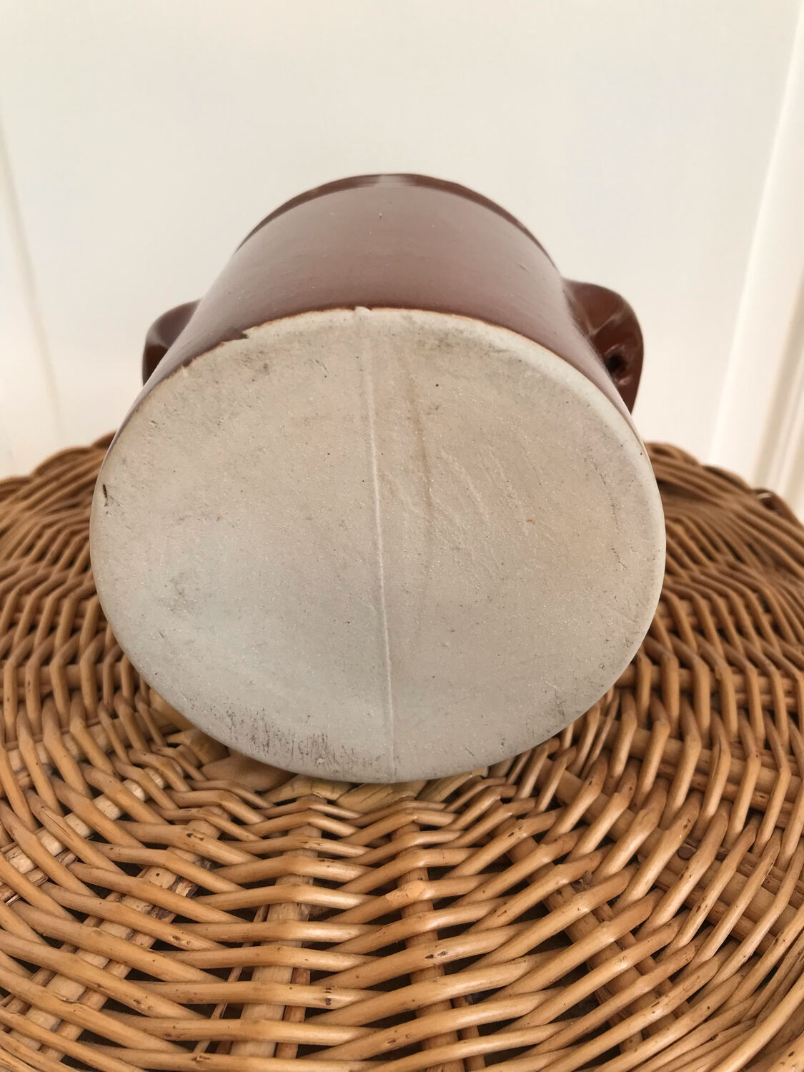 Stoneware pot with lid