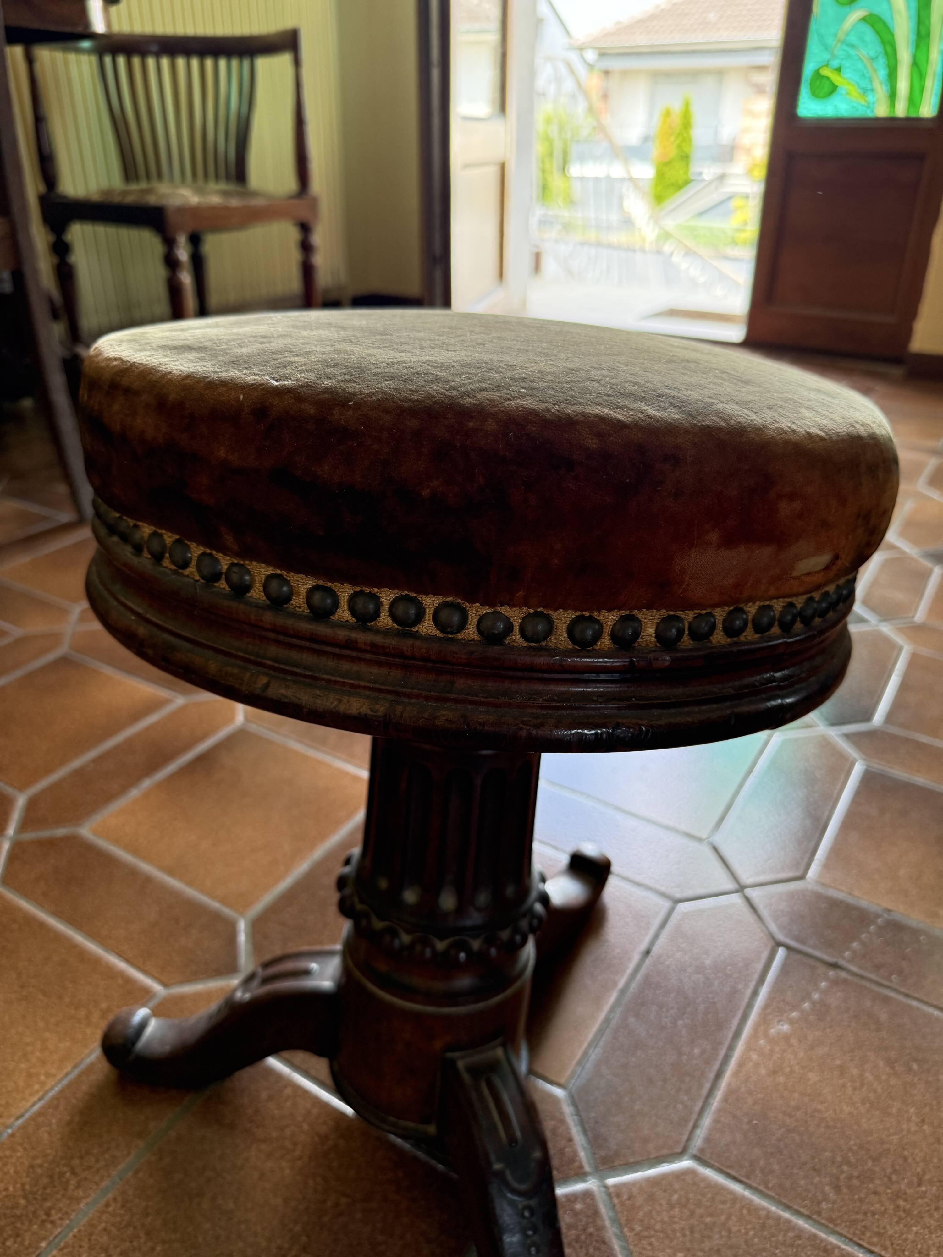 Piano stool / swivel stool in solid wood