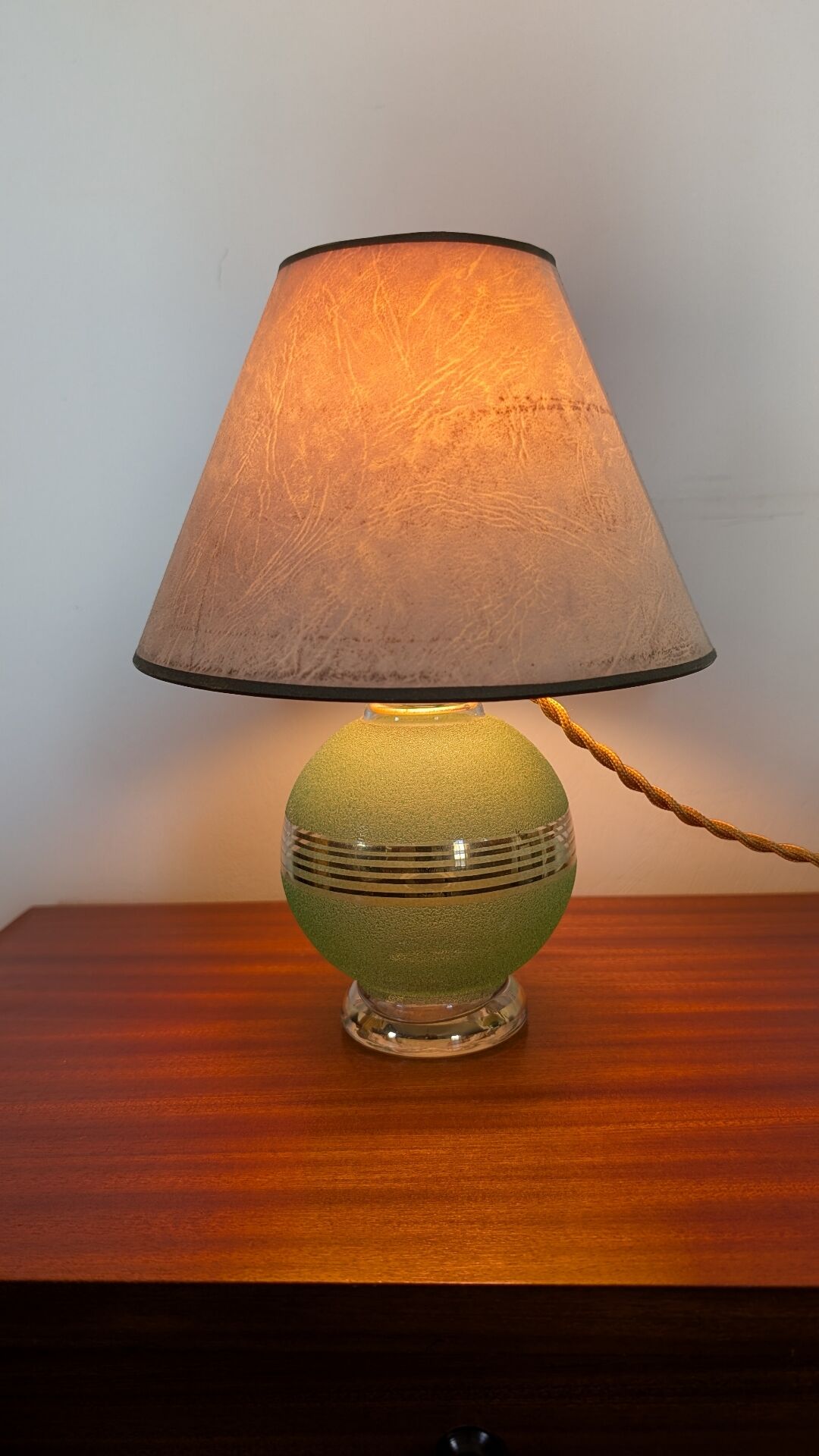 Lampe de table en verre granité vert