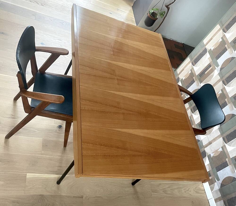 Extendable table designed by Alain Richard