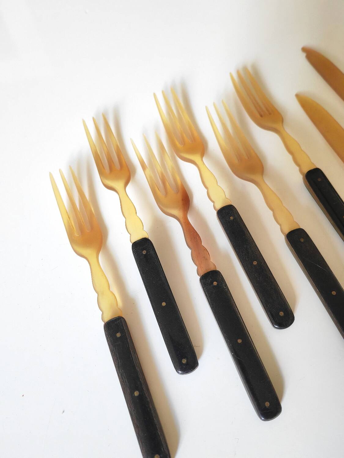 Fruit cutlery in blond and brown horn