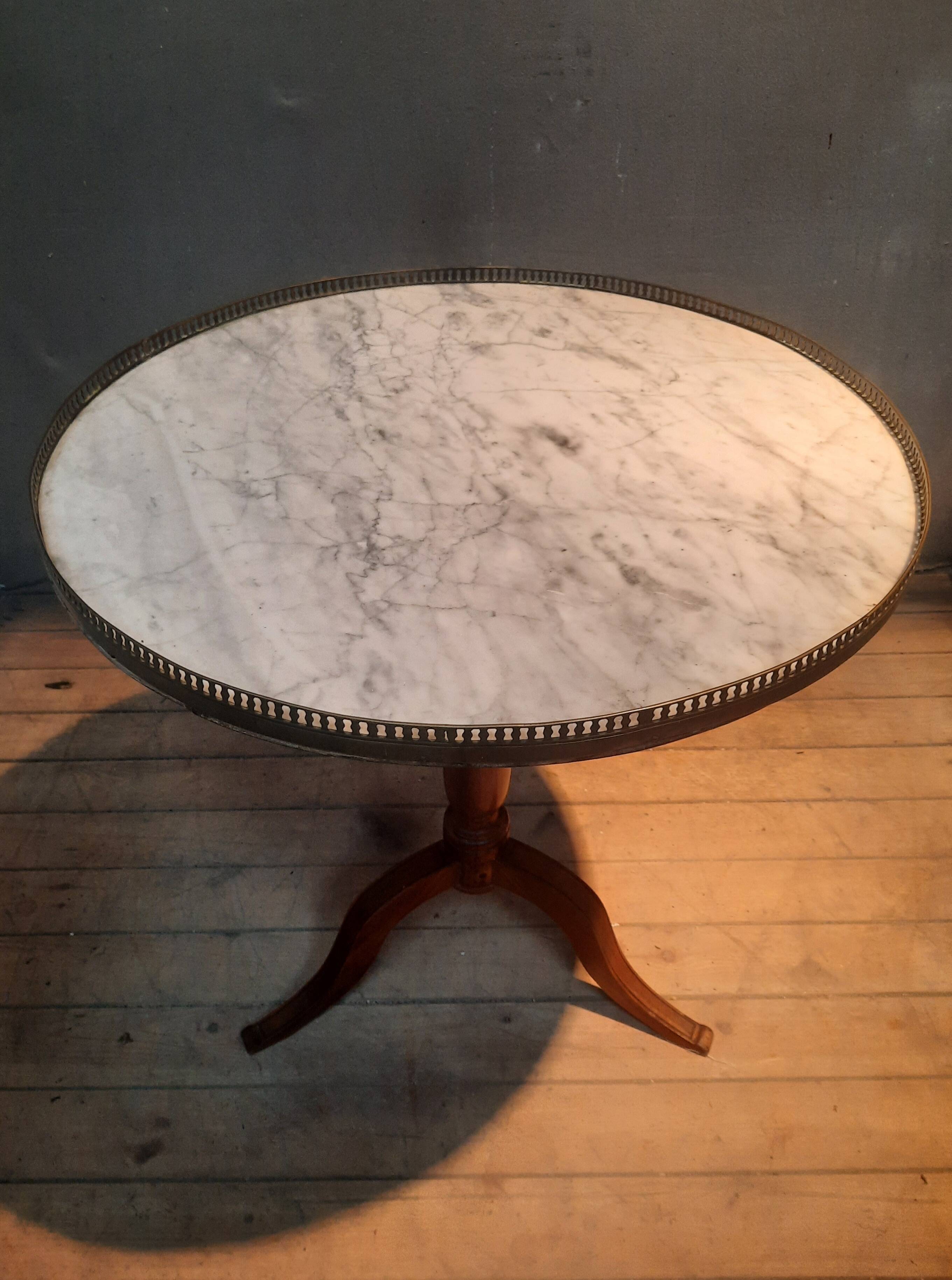 Gueridon circulaire dessu marbre blanc