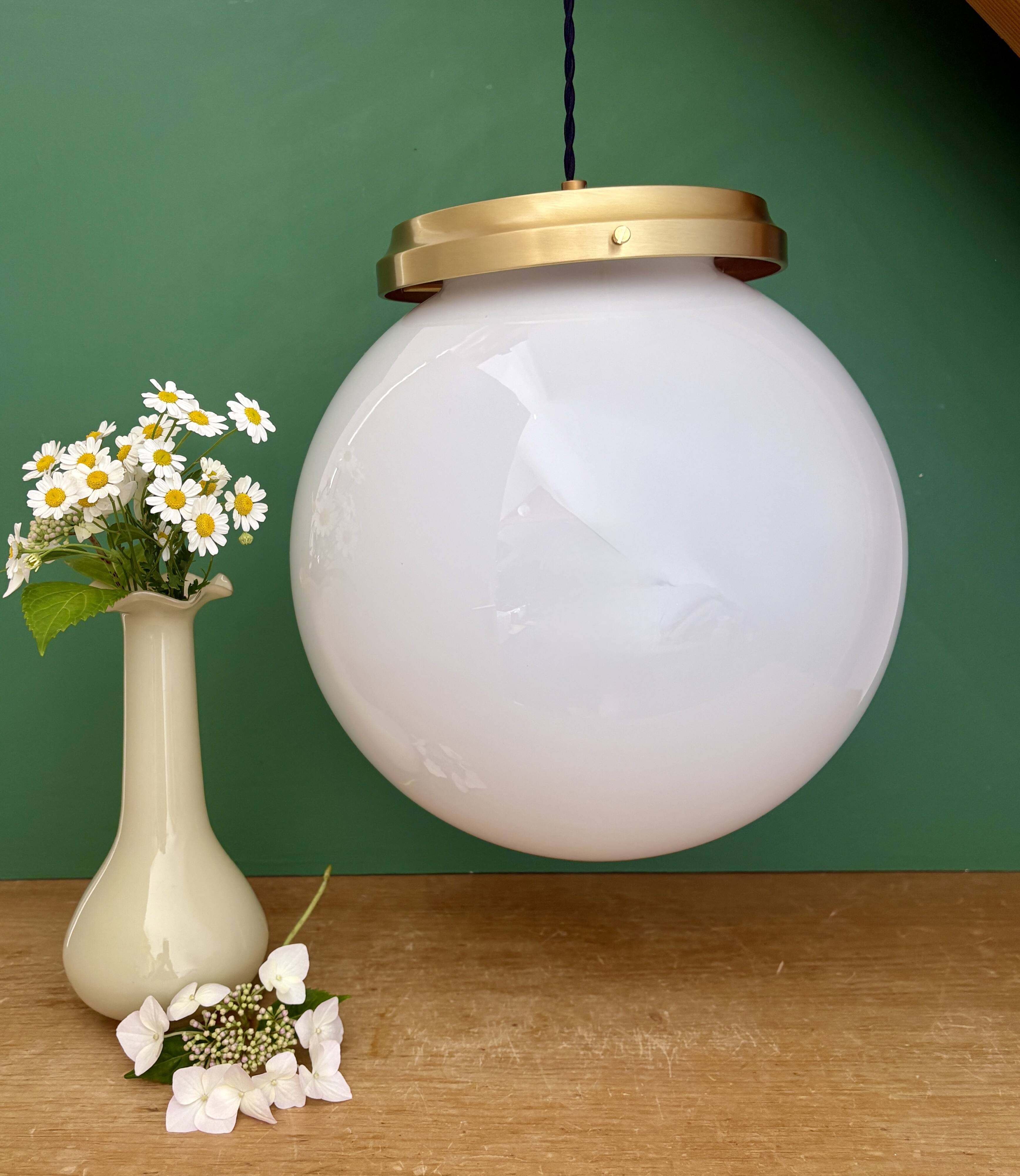 Suspension globe vintage XL en opaline blanche