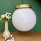 Suspension globe vintage XL en opaline blanche