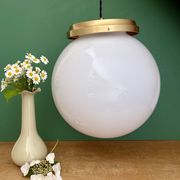 Suspension globe vintage XL en opaline blanche